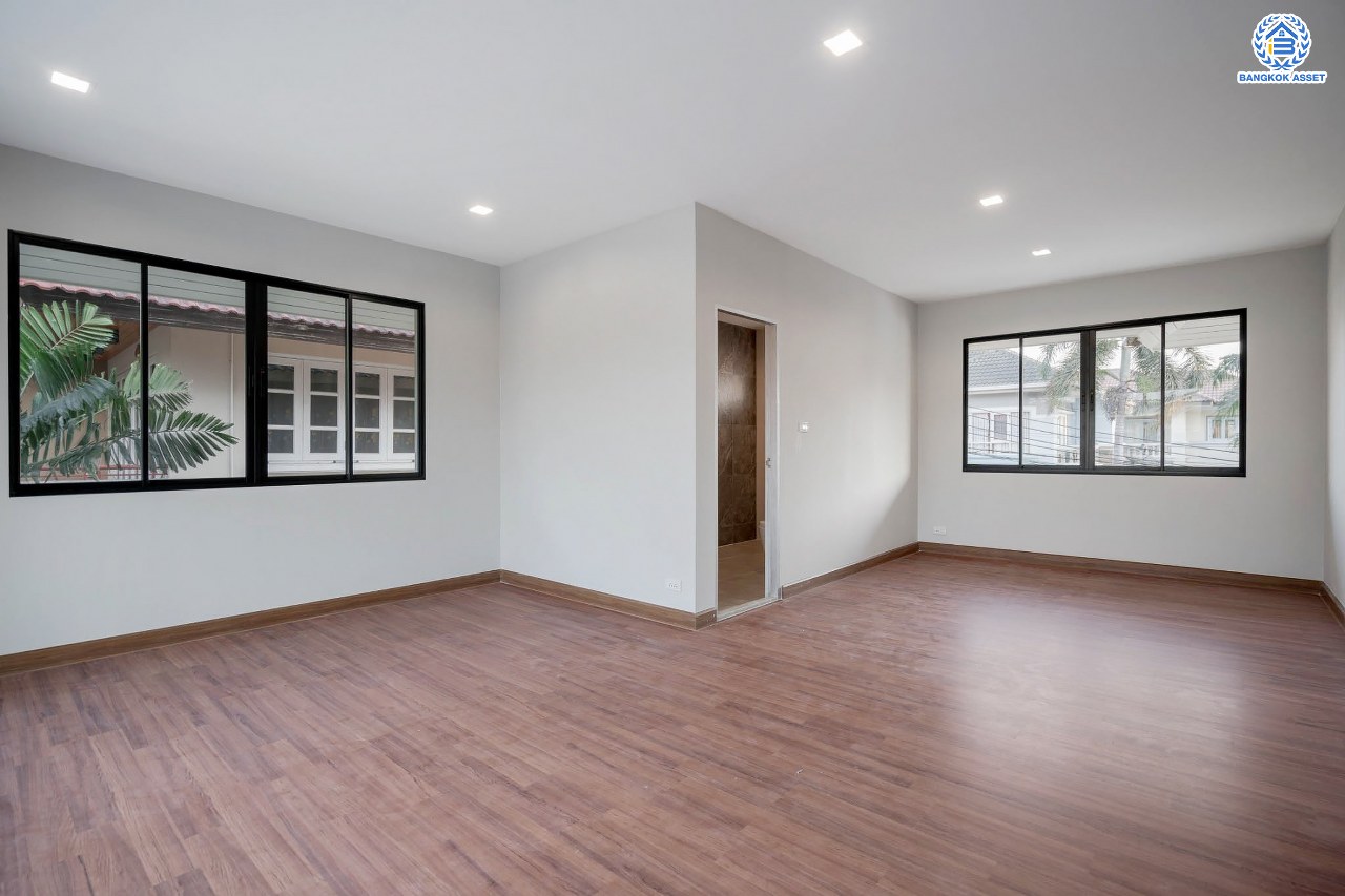 คฤหาสน์มือสองตกแต่งใหม่ โครงการ บ้านภาณุ ปิ่นเกล้า-บรมราชชนนี เนื้อที่ 142.7 ตร.ว. ฟังก์ชันจัดเต็ม 5 ห้องนอน 6 ห้องน้ำ 1 ห้องแม่บ้าน จอดรถได้ 4 คัน บนพื้นที่ใช้สอยเกือบ 451.5 ตร.ม. พร้อมพื้นที่สีเขียวสนามหญ้ากว้างขวาง ตอบโจทย์ครอบครัวใหญ่ บนทำเลศักยภาพ เชื่อมต่อทั้งถนนกาญจนาภิเษก และทางคู่ขนานลอยฟ้าบรมราชชนนี ใกล้ ม.มหิดล, สถานีขนส่งสายใต้ใหม่ และเซ็นทรัลปิ่นเกล้า